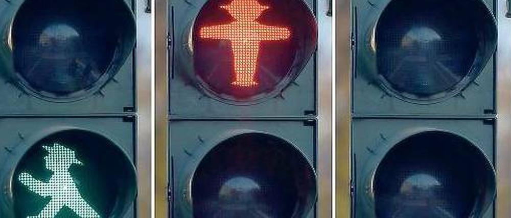 Ampelmännersache. An drei Kreuzungen in der Stadt blinkt jetzt das rote Licht, wenn die Fußgänger die Fahrbahn verlassen sollen. Weitere Modellprojekte folgen.