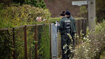Beamte im Einsatz. Polizisten, Feuerwehrleute und andere Beamte können nicht mit mehr Geld rechnen. Das Verwaltungsgericht wies Klagen nach einer höheren Besoldung ab. 