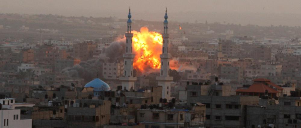 Auch am dritten Tag des neuerlichen Gaza-Konflikts bombardierte die israelische Luftwaffe wieder Ziele im Gaza-Streifen.