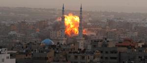 Auch am dritten Tag des neuerlichen Gaza-Konflikts bombardierte die israelische Luftwaffe wieder Ziele im Gaza-Streifen.
