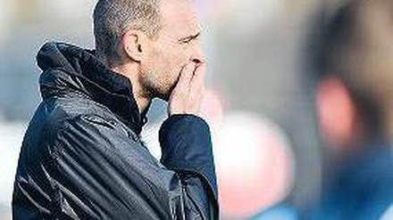 Kaltstart. Trainer Alexander Schmidt hat bei 1860 viel Arbeit vor sich.