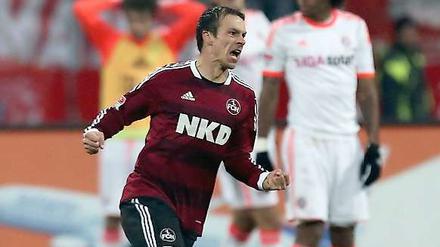 Aus der Bayern-Jugend, mitten ins Bayern-Herz: Nürnbergs Markus Feulner trifft zum 1:1-Ausgleich für den "Club" gegen seinen Ex-Klub.