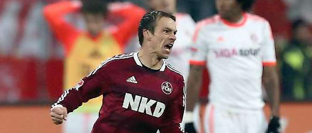 Aus der Bayern-Jugend, mitten ins Bayern-Herz: Nürnbergs Markus Feulner trifft zum 1:1-Ausgleich für den "Club" gegen seinen Ex-Klub.