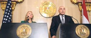 Seite an Seite. US-Außenministerin Hillary Clinton und ihr ägyptischer Amtskollege Kamel Amr verkünden die Waffenruhe zwischen Israel und der Hamas. Foto: Khaled Desouk/AFP