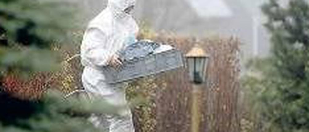 Eine Mitarbeiterin der Spurensicherung in der Nähe des Tatorts.