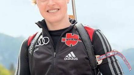 Munter mit Gewehr. Evi Sachenbacher-Stehle ist nach zwei Olympiamedaillen im Langlauf zum Biathlon gewechselt und verstärkt den dünn besetzten Frauenkader. 