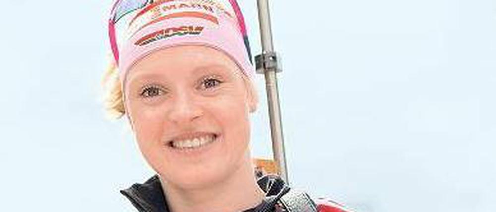 Munter mit Gewehr. Evi Sachenbacher-Stehle ist nach zwei Olympiamedaillen im Langlauf zum Biathlon gewechselt und verstärkt den dünn besetzten Frauenkader. 