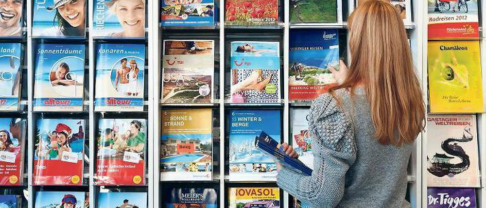 Bunt sortiert. In den Reisebüros sind die Regale für Kataloge stets gut gefüllt.