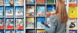 Bunt sortiert. In den Reisebüros sind die Regale für Kataloge stets gut gefüllt.