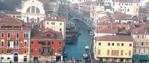 Venedig, so klein. Von Deck 18 der „Divina“ blickt man weit über die Lagunenstadt. Passend zum Spätherbst und überaus kleidsam hat sie sich in leichten Nebel gehüllt.