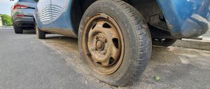 Plattgemacht. Dieses Auto ist schon seit langem nicht mehr fahrtüchtig. In der Genthiner Straße in Berlin-Tiergarten wurde es abgestellt