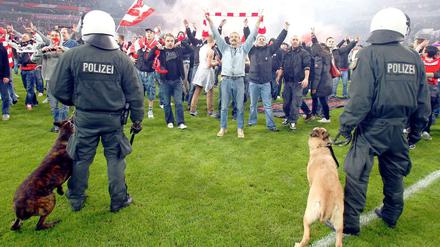 Ingo Rautenberg, 55, leitet seit 2010 die Zentrale Informationsstelle Sporteinsätze (Zis) bei der Polizei Nordrhein-Westfalen. Er möchte nicht abgebildet werden, unser Foto zeigt das Relegationsspiel zwischen Fortuna Düsseldorf und Hertha BSC.