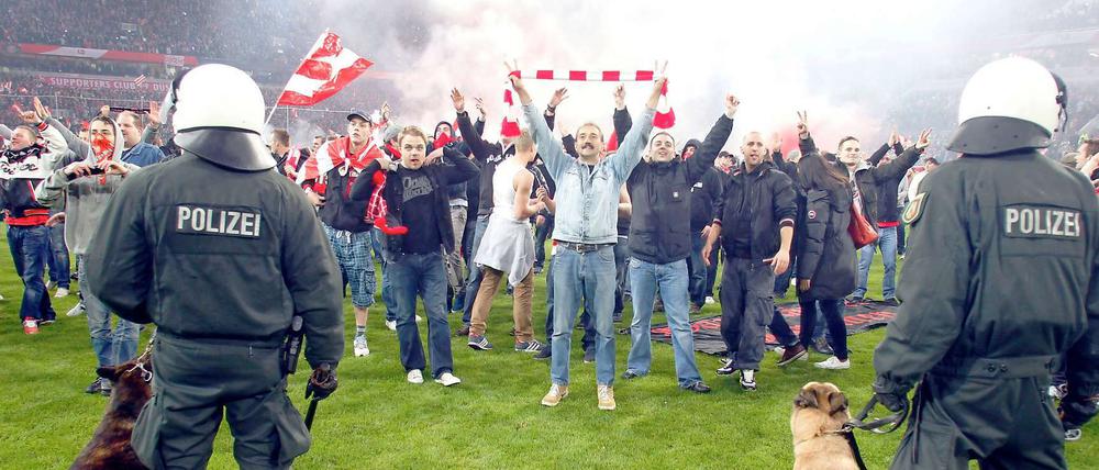 Ingo Rautenberg, 55, leitet seit 2010 die Zentrale Informationsstelle Sporteinsätze (Zis) bei der Polizei Nordrhein-Westfalen. Er möchte nicht abgebildet werden, unser Foto zeigt das Relegationsspiel zwischen Fortuna Düsseldorf und Hertha BSC.