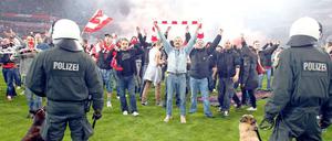 Ingo Rautenberg, 55, leitet seit 2010 die Zentrale Informationsstelle Sporteinsätze (Zis) bei der Polizei Nordrhein-Westfalen. Er möchte nicht abgebildet werden, unser Foto zeigt das Relegationsspiel zwischen Fortuna Düsseldorf und Hertha BSC.