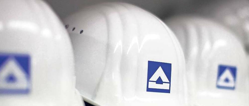 Wer muss seinen Hut nehmen? Die Gewerkschaft IG Bau hat Widerstand gegen einen Stellenabbau angekündigt. Foto: dpa