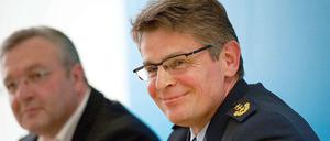 Der neue Polizeipräsident Klaus Kandt am Dienstag bei seiner öffentlichen Vorstellung. Im Hintergrund Innensenator Frank Henkel (CDU).