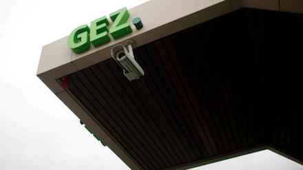Zentrale und Zukunft. Die GEZ heißt 2013 „Beitragsservice“, und die Gebühren heißen dann „Rundfunkbeiträge“. 