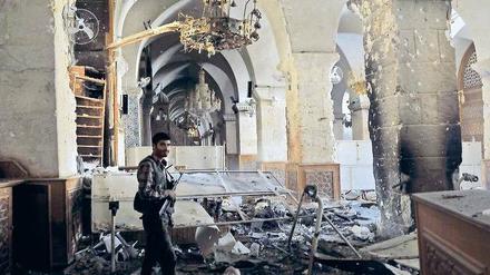 Zwischen den Fronten. Die schwer beschädigte Umayyaden-Moschee in Aleppo, eine der ältesten der Welt, wurde um 715 n. Chr. errichtet. Auf das Gotteshaus nehmen weder die syrische Armee noch die Rebellen Rücksicht. Foto: AFP/Tauseef Mustafa