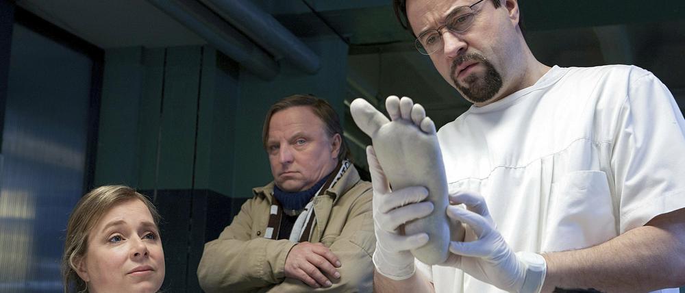 Auf Hand und Fuß überprüfen Boerne (Jan Josef Liefers, r. ), seine Assistentin „Alberich“ (Christine Urspruch) und Thiel (Axel Prahl) ihre Fälle im „Tatort“ aus Münster. In der neuen Folge ,„Das Wunder von Wolbeck“ (ARD, 20 Uhr 15) geht es um einen Heilpraktiker, der Frauen mit unerfülltem Kinderwunsch hilft und ermordet wird.