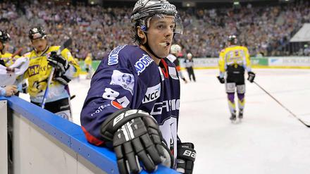 Viel Eis, aber auch viel Berlin. Daniel Brière beim Einsatz für die Eisbären.