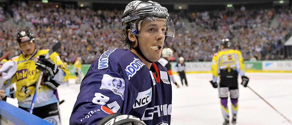 Viel Eis, aber auch viel Berlin. Daniel Brière beim Einsatz für die Eisbären.