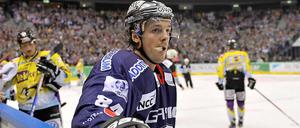 Viel Eis, aber auch viel Berlin. Daniel Brière beim Einsatz für die Eisbären.