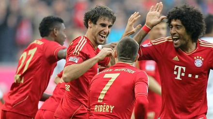 Beste Stimmung beim Tabellenführer. Luxus-Neuzugang Javi Martinez (2. v.l.) erzielte bereits in der vierten Minute den ersten Treffer und eröffnete damit den Torreigen für seine Münchener.