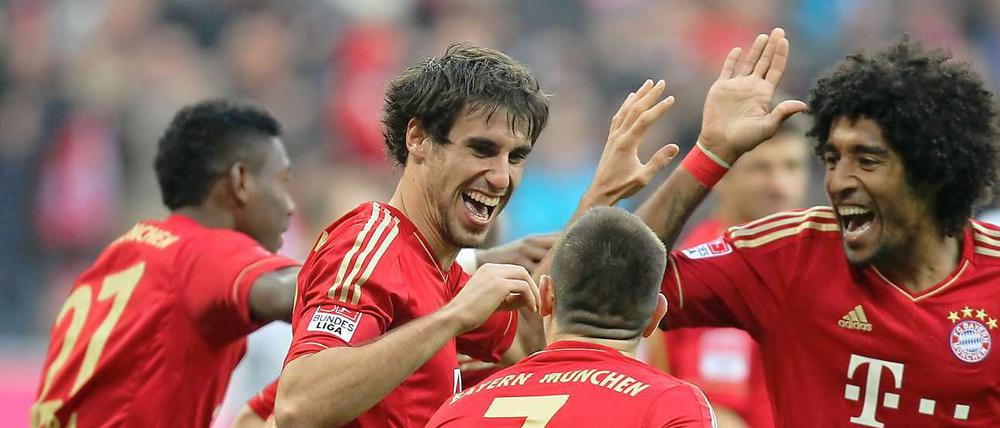 Beste Stimmung beim Tabellenführer. Luxus-Neuzugang Javi Martinez (2. v.l.) erzielte bereits in der vierten Minute den ersten Treffer und eröffnete damit den Torreigen für seine Münchener.