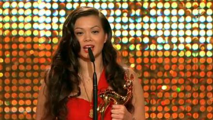 Tina K, die Schwester des getöteten Jonny K., erhält den Medienpreis Bambi für ihr Engagement gegen Gewalt.