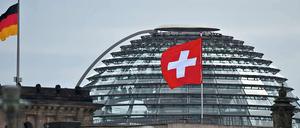 Ein gemeinsames Steuerabkommen könnte die Schwarzgeldkonten in der Schweiz quasi legalisieren, fürchten die Kritiker.