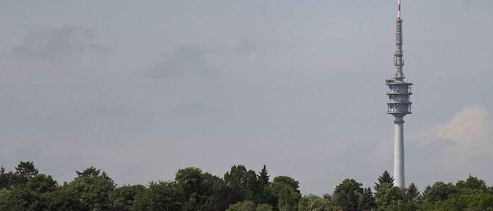 Sendemast am Schäferberg hinter Segelbooten auf der Havel.