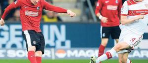 Schuss, Tor, Sieg. Freiburgs Jan Rosenthal eröffnet mit diesem Schuss einen erfolgreichen Sonntag. Foto: dapd