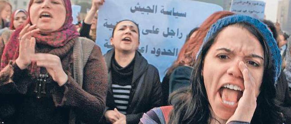 Seite an Seite. Frauen protestieren in Kairo gegen Übergriffe von Militärs.