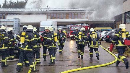 Noch Stunden nach Ausbruch des Feuers, waberte dichter Qualm durch die Behindertenwerkstatt.