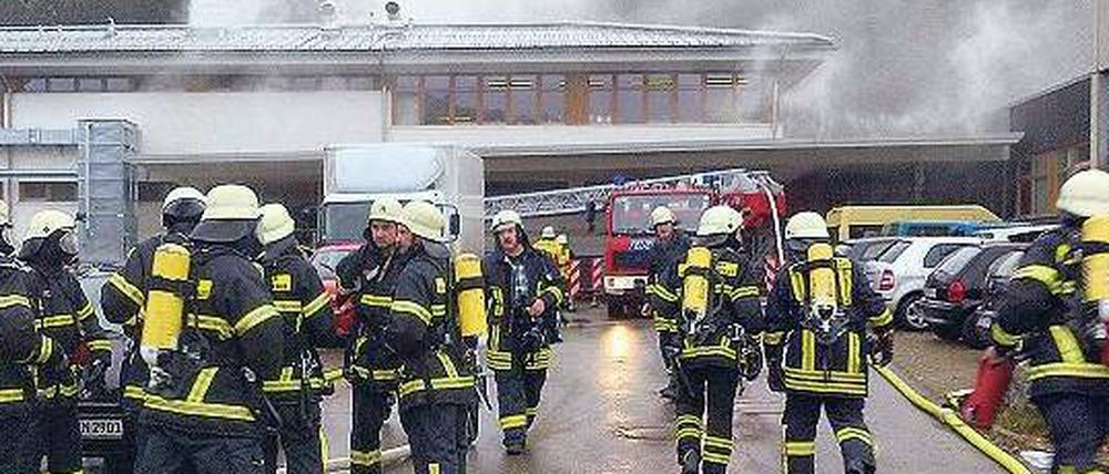 Noch Stunden nach Ausbruch des Feuers, waberte dichter Qualm durch die Behindertenwerkstatt.