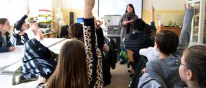 Welche Lehrer:innen werden in Berlin künftig als Beamte und welche als Angestellte unterrichten? Das Foto entstand 2020 in der 6. Klasse mit Lehrerin Frau Joppich an der Alt-Schmargendorf-Grundschule in Berlin-Wilmersdorf.