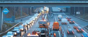 „… und planen Sie auf der Avus eine längere Passierdauer ein“. Täglich war dieser Spruch im Radio zu hören, frustriert konnten die Pendler ihn längst auswendig mitsprechen, so oft haben sie ihn in all den Monaten gehört. Foto: Thilo Rückeis 