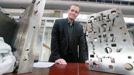Stadtentwicklungssenator Michael Müller (SPD) inspiziert die Produktion beim Prototypenhersteller India-Dreusicke in Mariendorf.