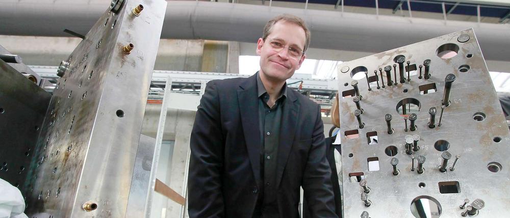 Stadtentwicklungssenator Michael Müller (SPD) inspiziert die Produktion beim Prototypenhersteller India-Dreusicke in Mariendorf.