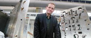 Stadtentwicklungssenator Michael Müller (SPD) inspiziert die Produktion beim Prototypenhersteller India-Dreusicke in Mariendorf.