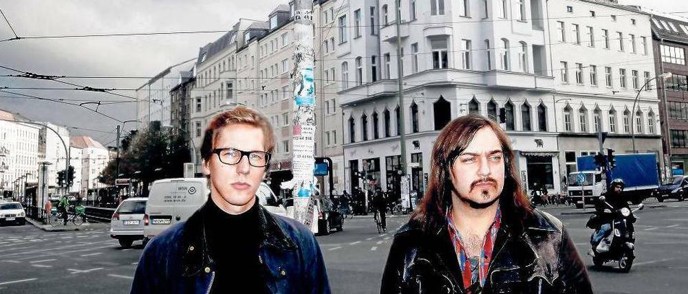 Eckensteher. Die Leader der Band, Sänger Florian Pühs (links) und Gitarrist Philipp Lippitz, posieren hier recht ungeniert an einer anderen Weggabelung in Mitte. Die urban-sensible Stimmung ihrer Musik fängt das Bild dennoch ein.