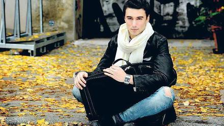 Sitzt alles. Bevor es ans Fotografieren geht, zückt Burak Özdemir erst mal die Puderquaste.
