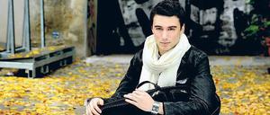 Sitzt alles. Bevor es ans Fotografieren geht, zückt Burak Özdemir erst mal die Puderquaste.