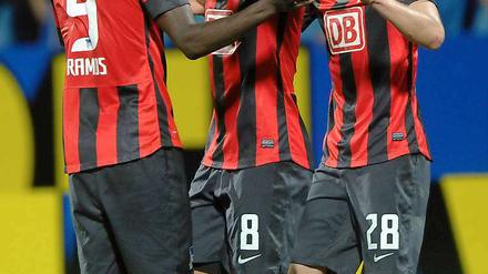 Mein rechter, rechter Platz ist frei: Berlins Marcel Ndjeng (M., jubelnd mit Adrian Ramos) und Fabian Lustenberger (r.) könnten Peter Pekarik ersetzen.