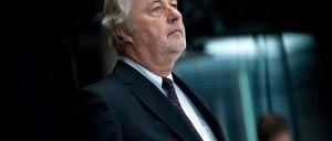 Der ehemalige Innenminister Nordrhein-Westfalens, Fritz Behrens (SPD), beim NSU-Untersuchungsausschuss in Berlin.