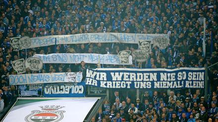 Solche Bilder sind in deutschen Fußballstadien keine Seltenheit. Jetzt soll vereinsübergreifend geschwiegen werden.