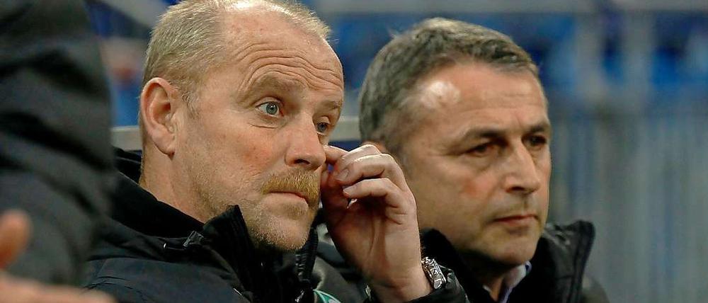 Thomas, sag doch was: Klaus Allofs beichtet seinem Freund Thomas Schaaf seinen Wechsel nach Wolfsburg. Schaaf hat etwas ins Auge gekriegt.