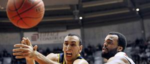 Yassin Idbihi (li.) gegen Chalon's Jean Baptiste Michel.