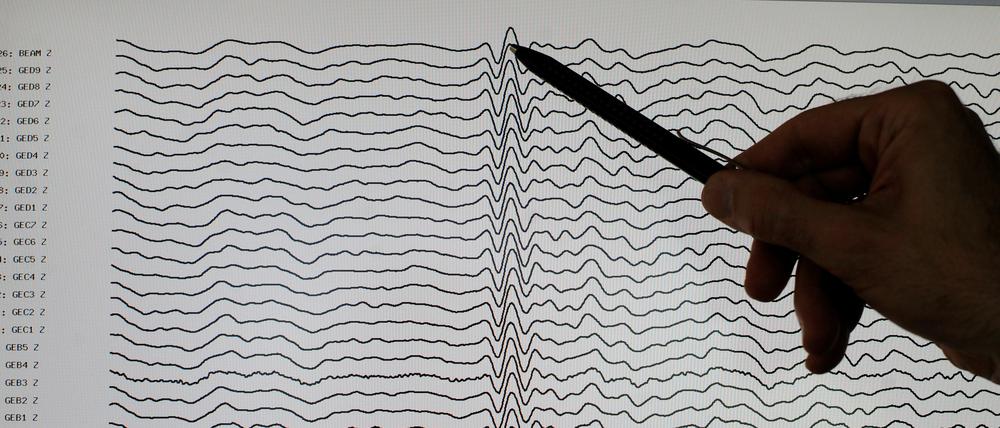 Welle aus dem Untergrund. Seismogramme zeigen Schwingungen der Erde. 