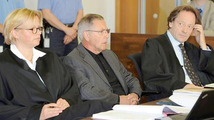 Der Ex-Bürgermeister von Ludwigsfelde Heinrich Scholl (M) mit seinen Anwälten.